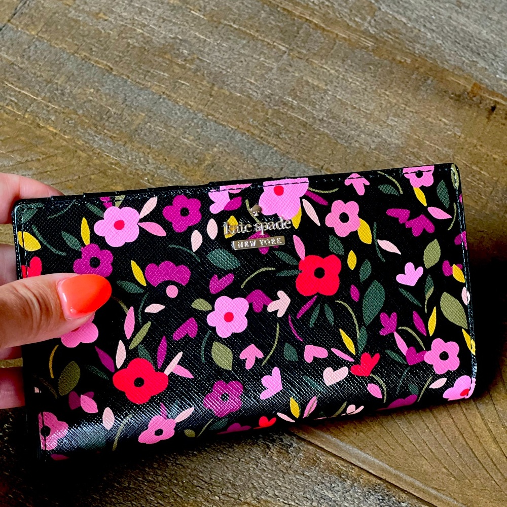 Kate spade embroidered Large slim bifold wallet Daisy Flowers Aphrodite floral